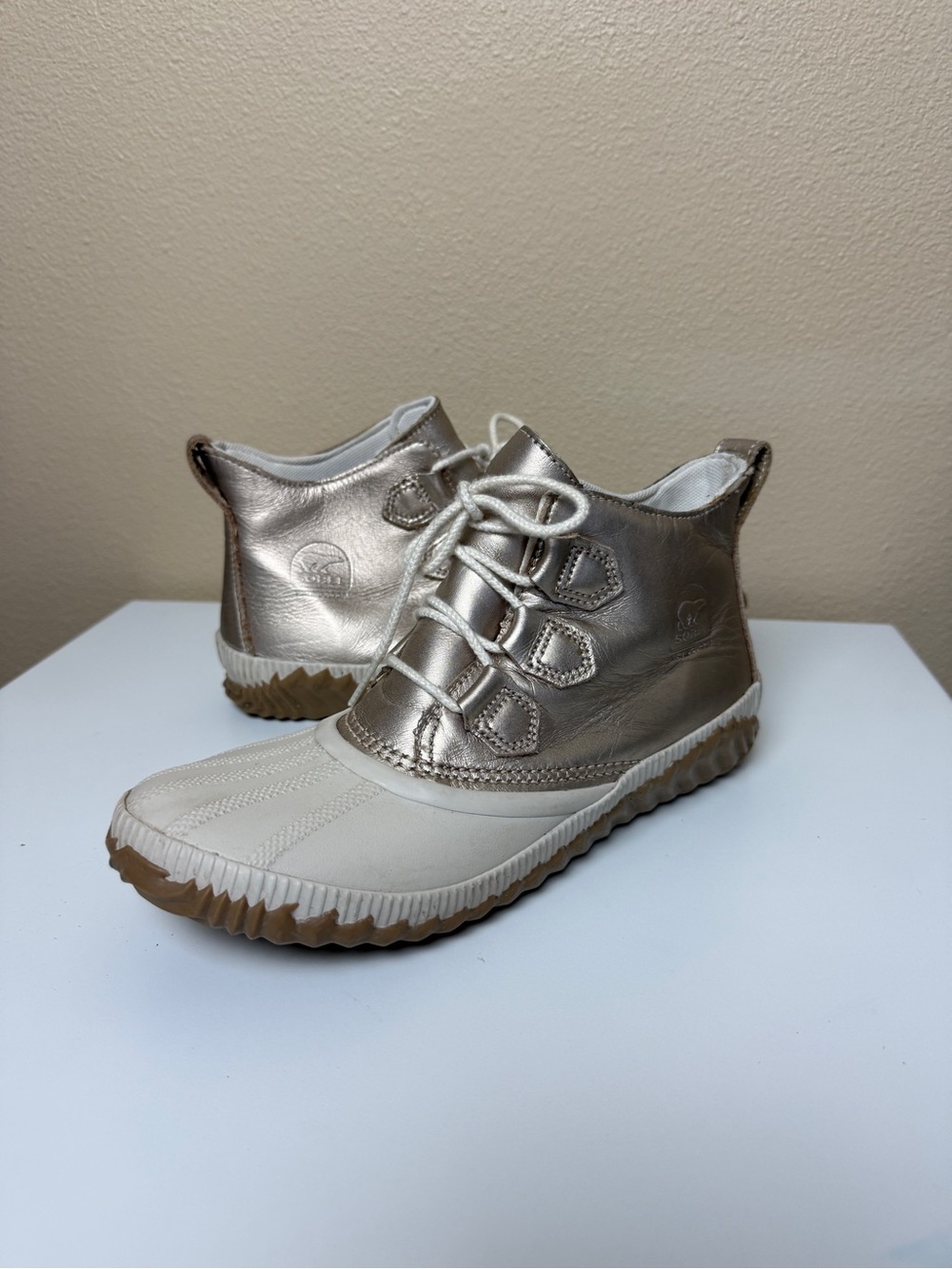 Sorel Women’s Out N About Metallic Boots Size 10